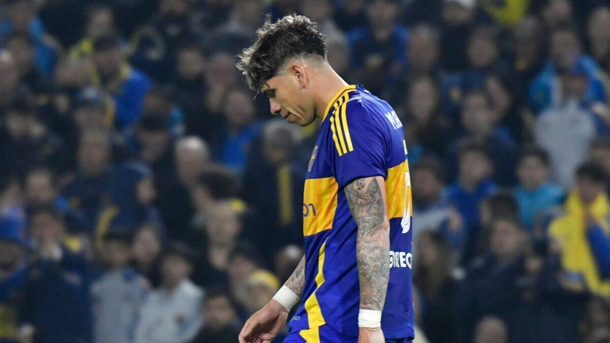 Carlos Palacios de Boca Juniors camina cabizbajo tras sufrir una lesión