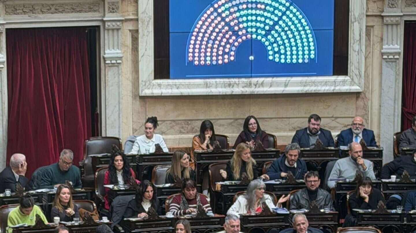 Sesión en el Congreso de Argentina con legisladores presentes y pantalla de votación