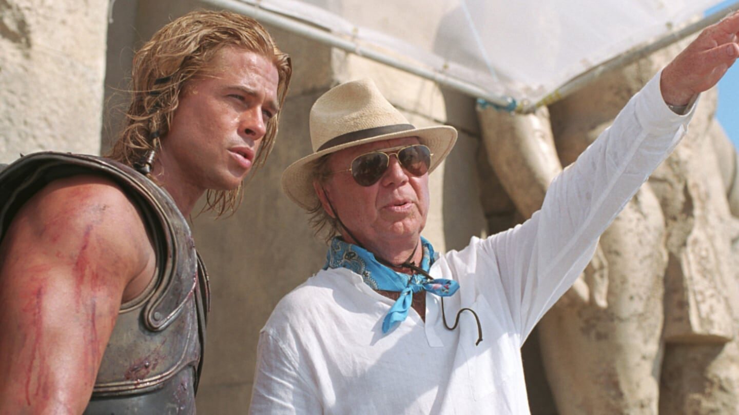 Brad Pitt y un director en el set de una película