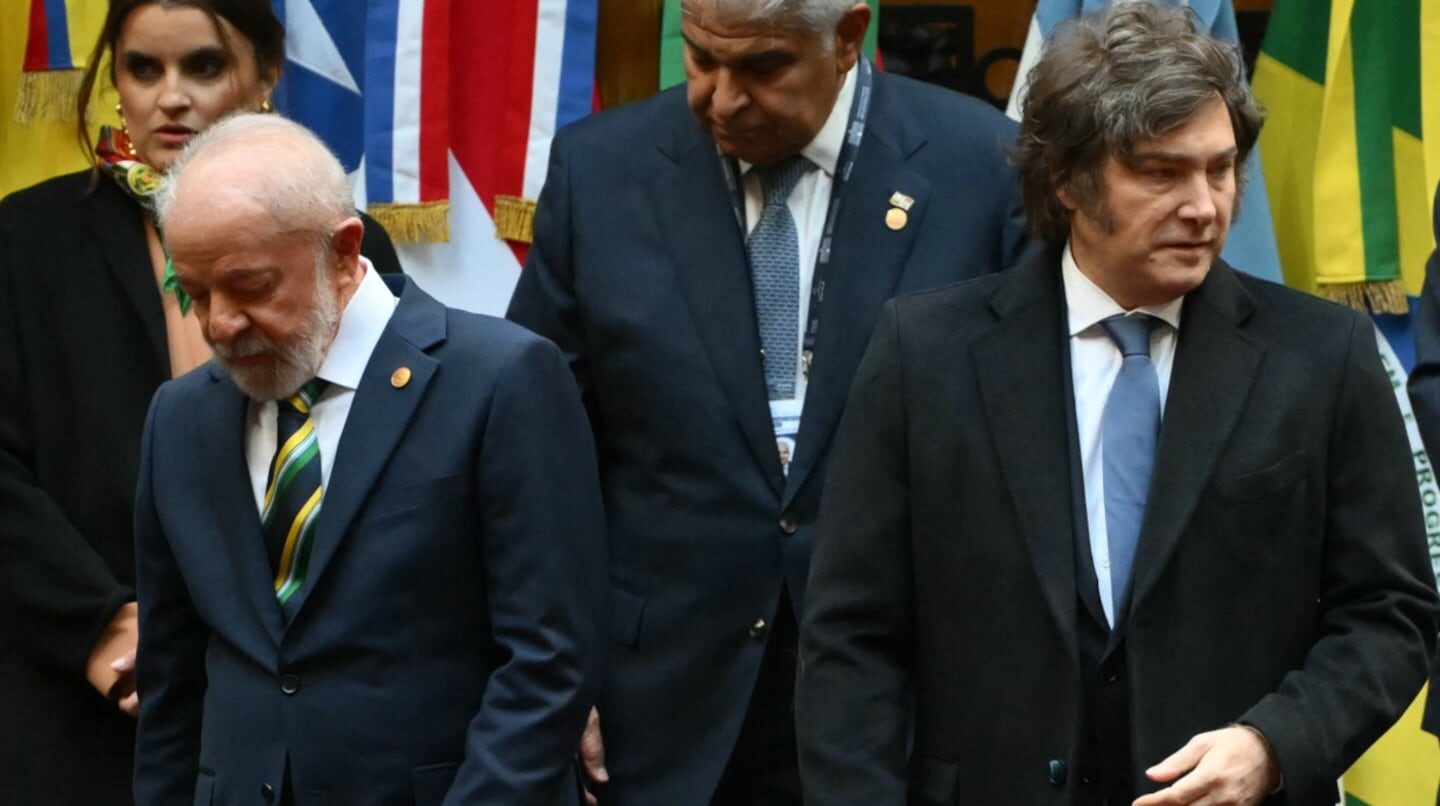 Líderes políticos de Brasil y Argentina en un evento oficial con banderas de fondo