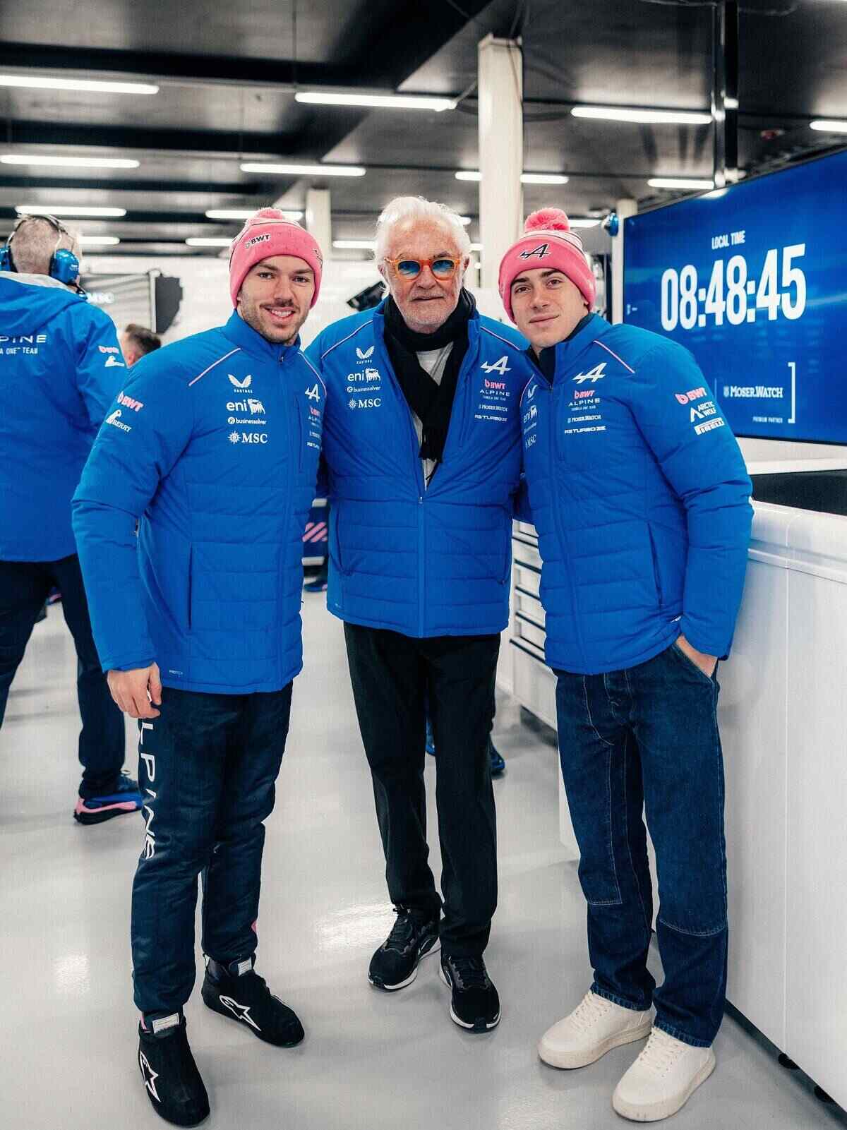 Flavio Briatore posando con Franco Colapinto y Pierre Gasly en el paddock de Alpine