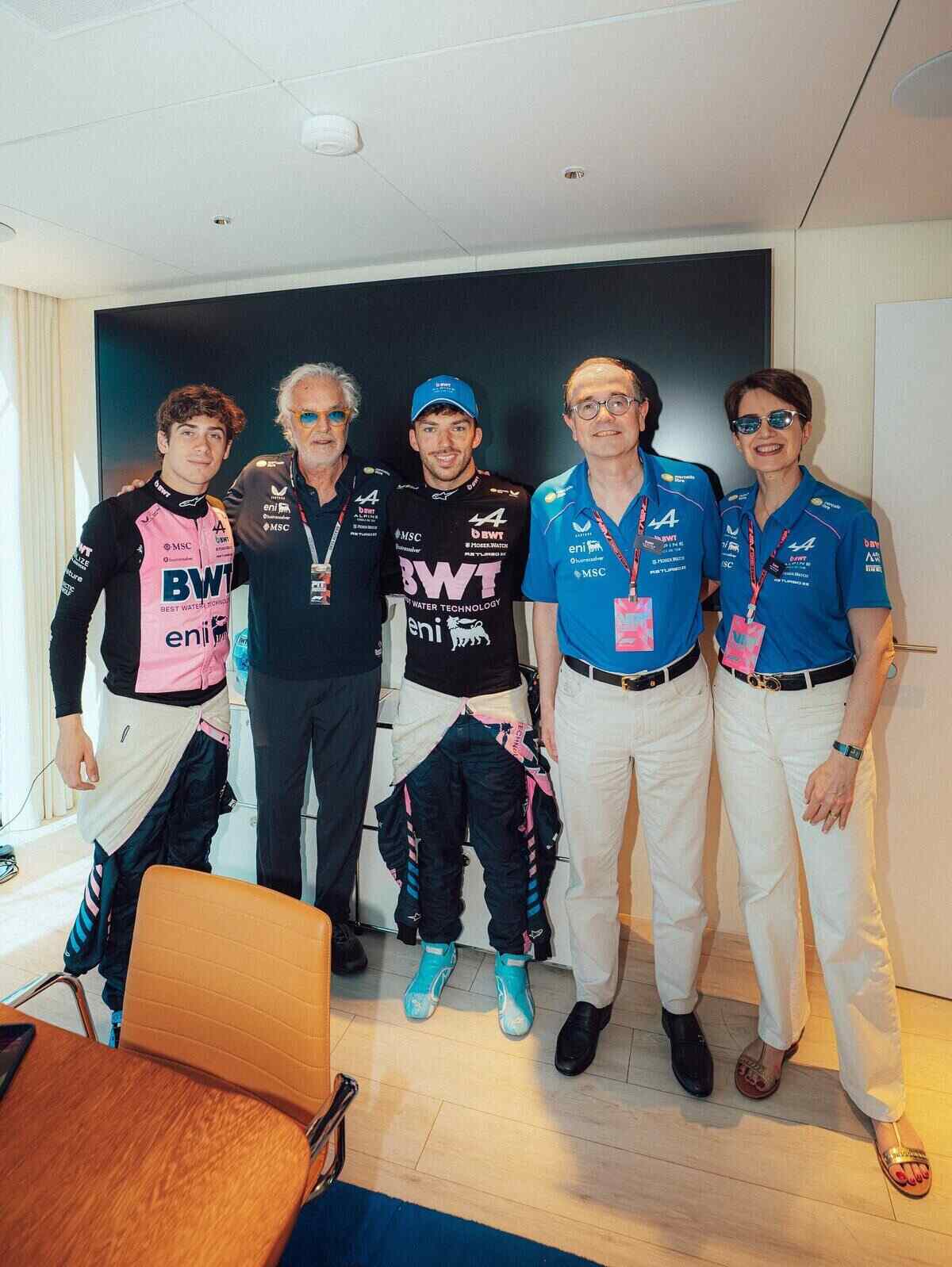 Flavio Briatore con Franco Colapinto y Pierre Gasly en el paddock de Alpine