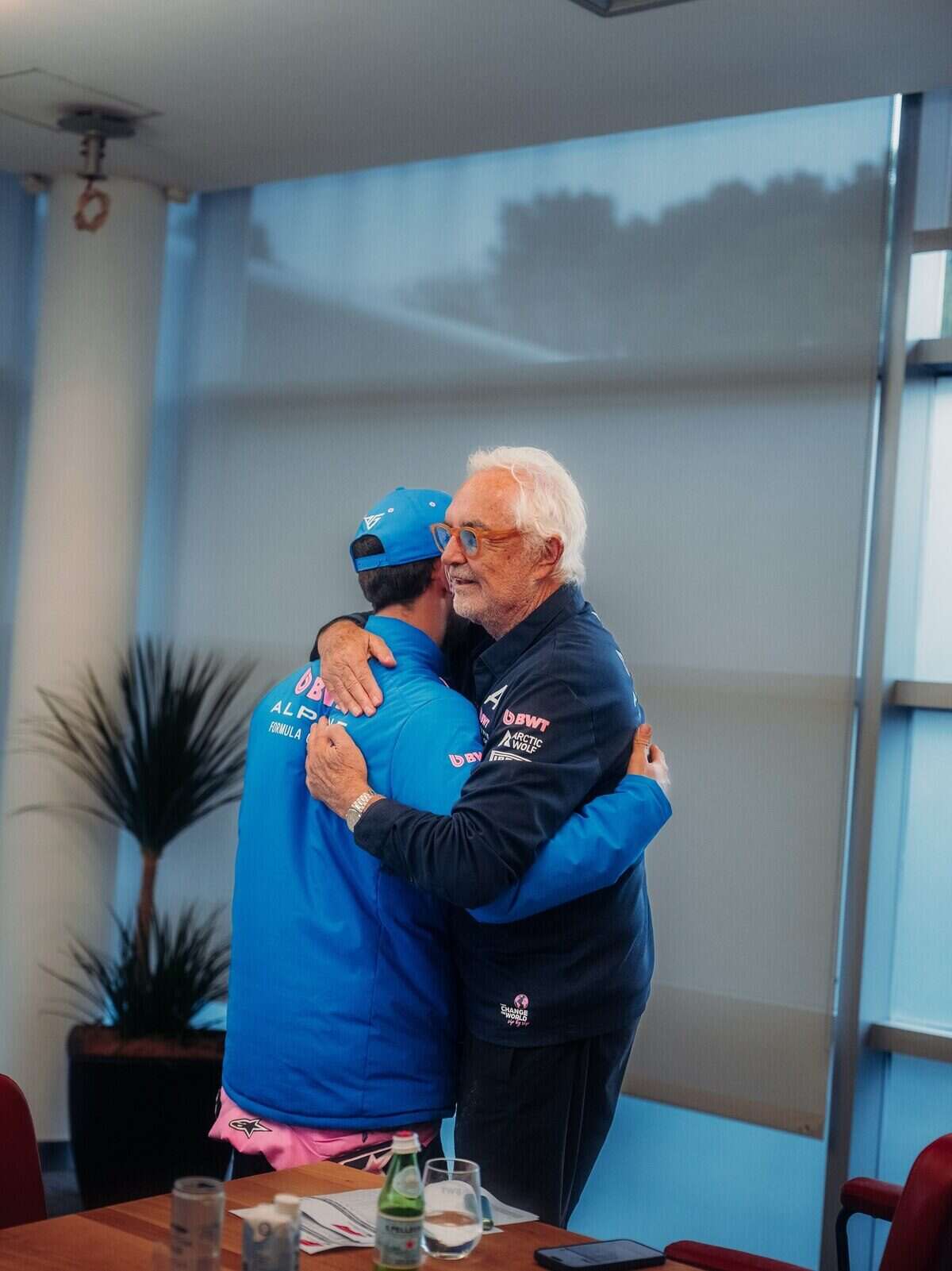 Flavio Briatore abraza a Franco Colapinto en una reunión del equipo Alpine