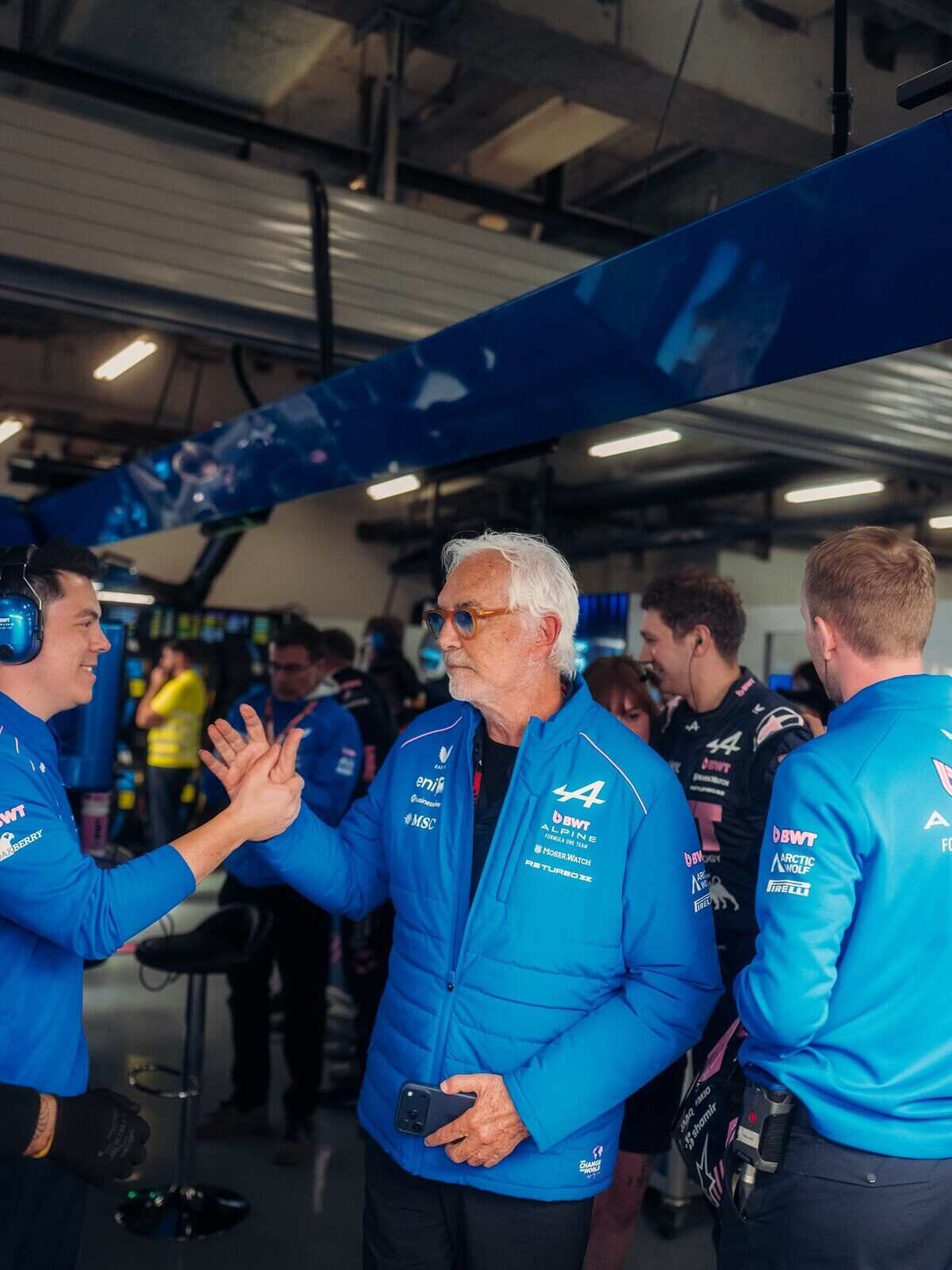 Flavio Briatore saluda a miembros del equipo Alpine en el garaje durante la temporada de Fórmula 1