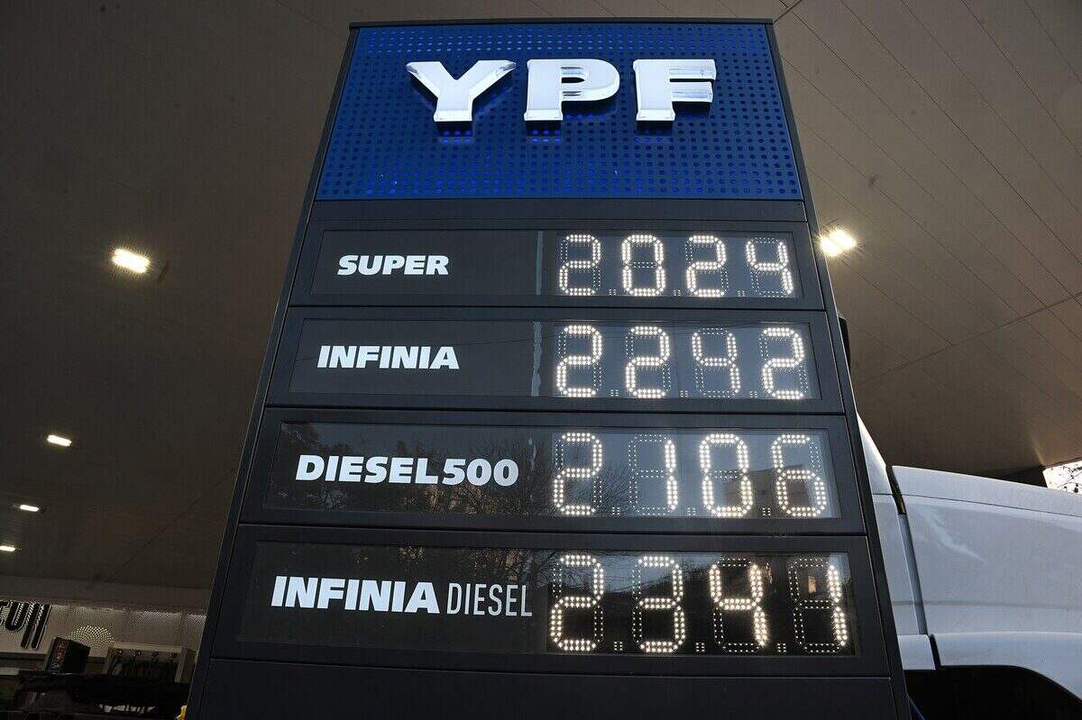 Cartel de precios de combustibles en una estación de servicio YPF en Argentina