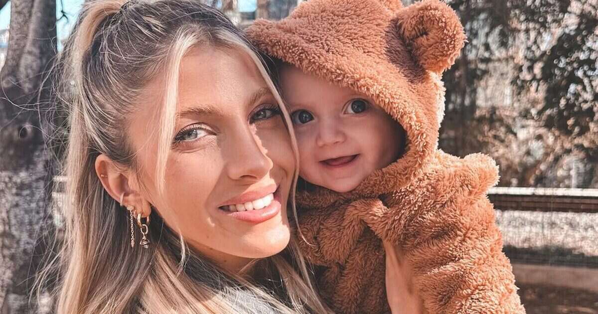 Cande Ruggeri junto a su hija Vita comparando fotos de su infancia