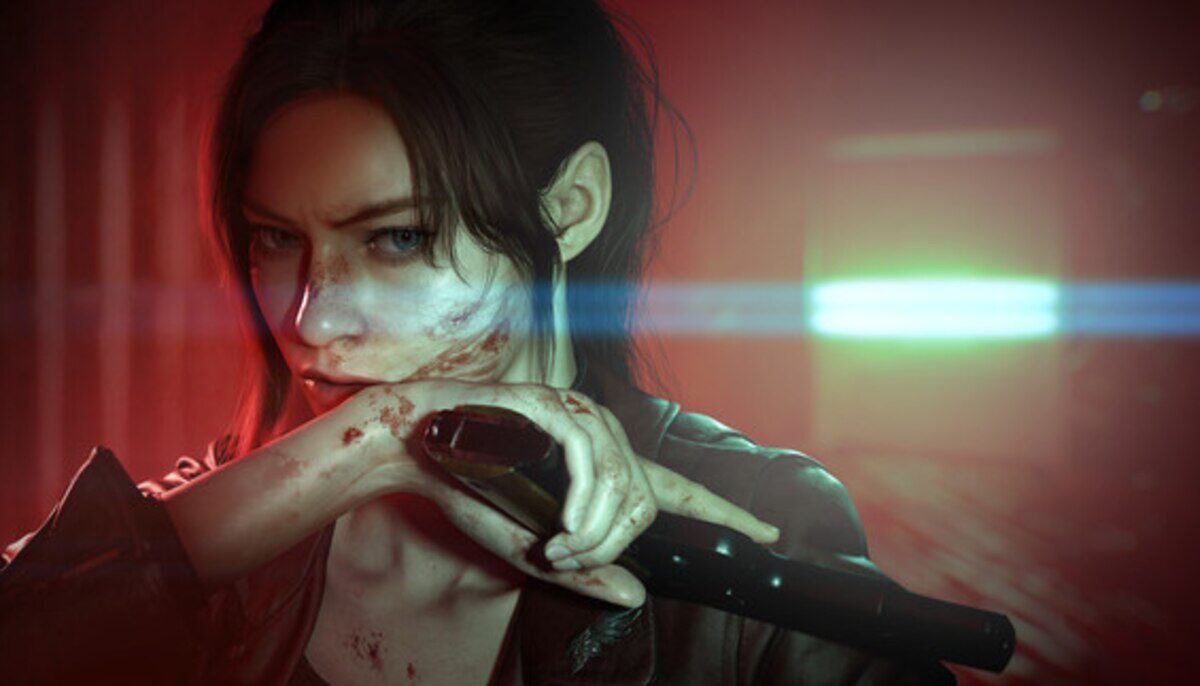 Personaje femenino de Resident Evil con una pistola en mano y heridas visibles en el rostro