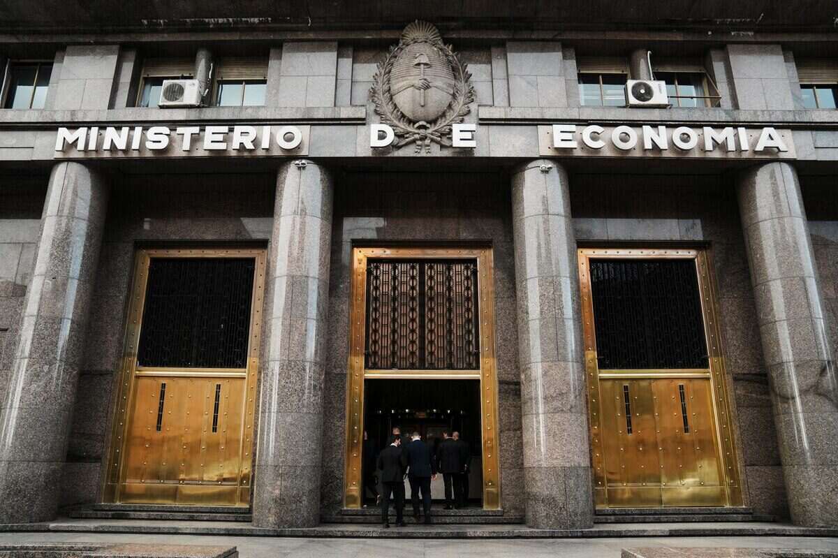 Fachada del Ministerio de Economía de Argentina con puertas doradas