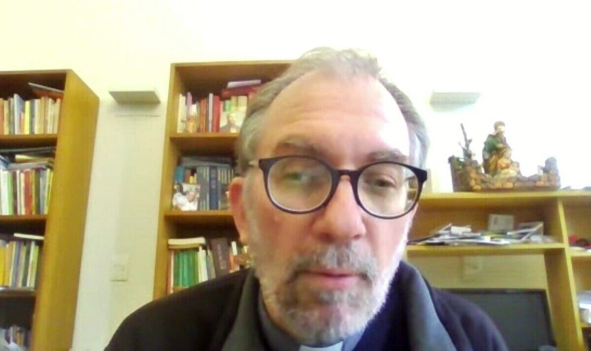 Retrato de un sacerdote hablando sobre la recaudación de Cáritas Argentina