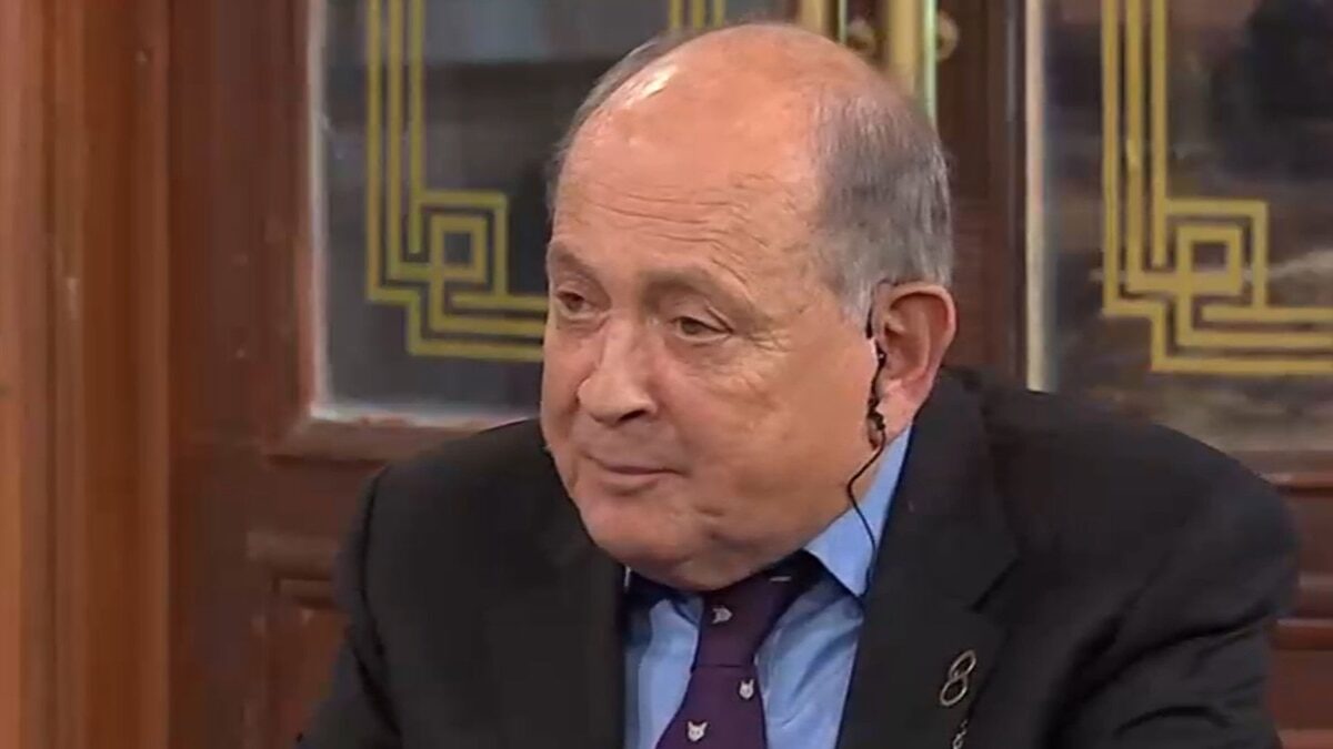 Chiche Gelblung en un programa de televisión, con auriculares y un semblante serio
