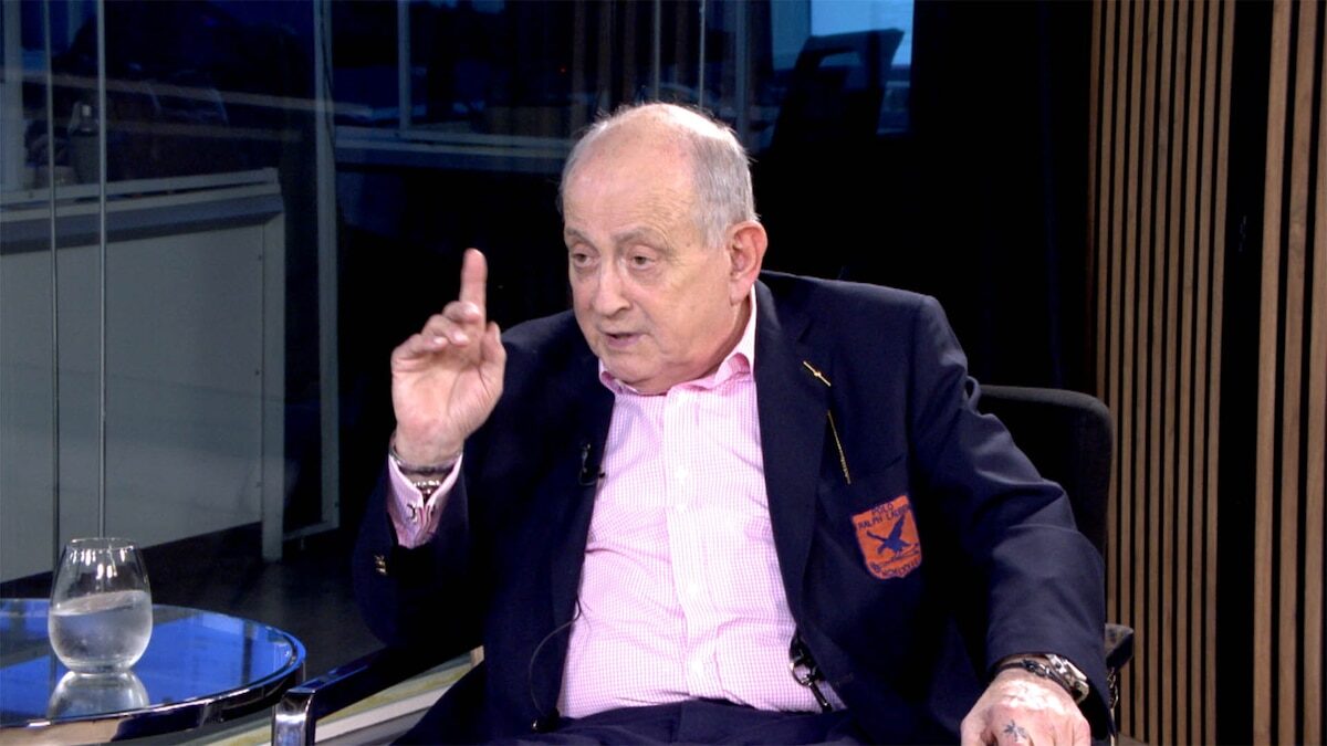 Chiche Gelblung durante una entrevista en un set de televisión