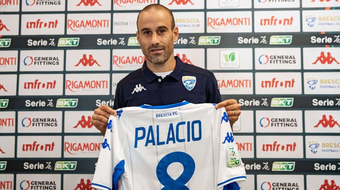Rodrigo Palacio sosteniendo la camiseta del Brescia Calcio con el número 8