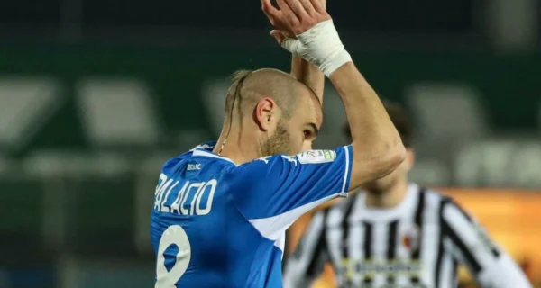 Logo del Brescia Calcio con fondo de estadio