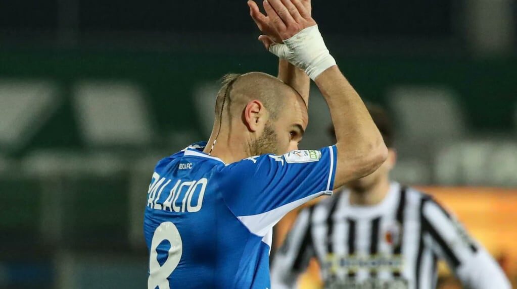 Logo del Brescia Calcio con fondo de estadio