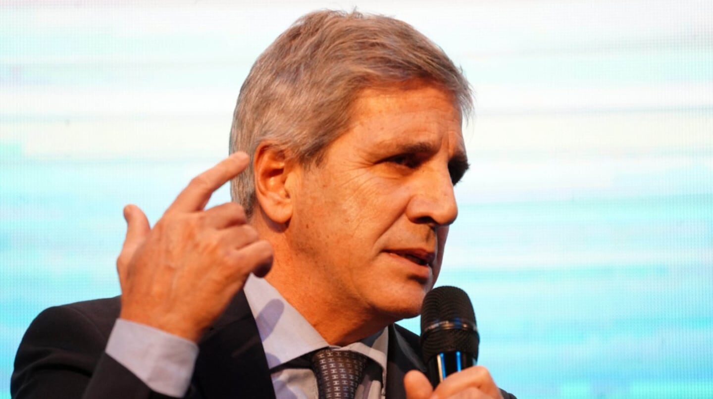 Hombre hablando con micrófono en un evento sobre proyectos de litio en Argentina