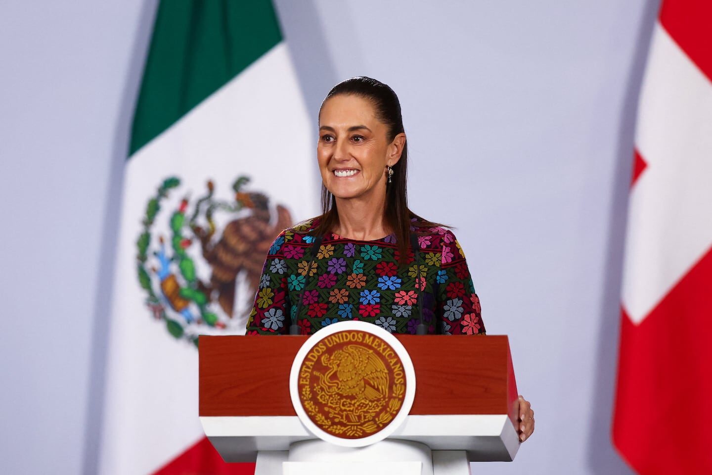 Claudia Sheinbaum sonriente durante una conferencia de prensa en México