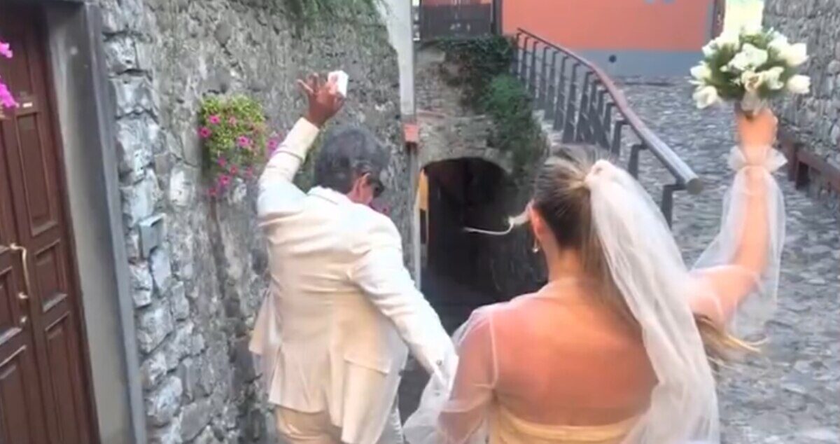 Claudio Rígoli y Elisa saliendo de una ceremonia de boda en Italia