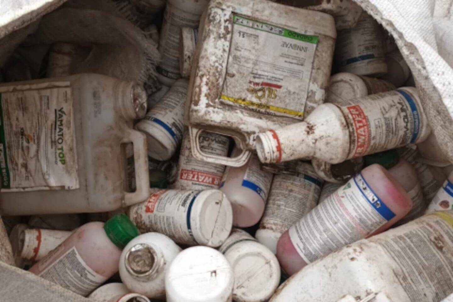 Contenedores de fitosanitarios almacenados de manera ilegal en un saco