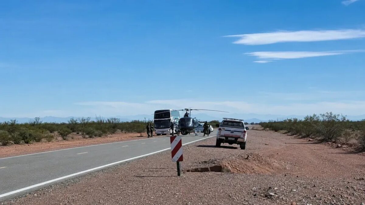Helicóptero y vehículos en la carretera durante el operativo de rescate en San Juan