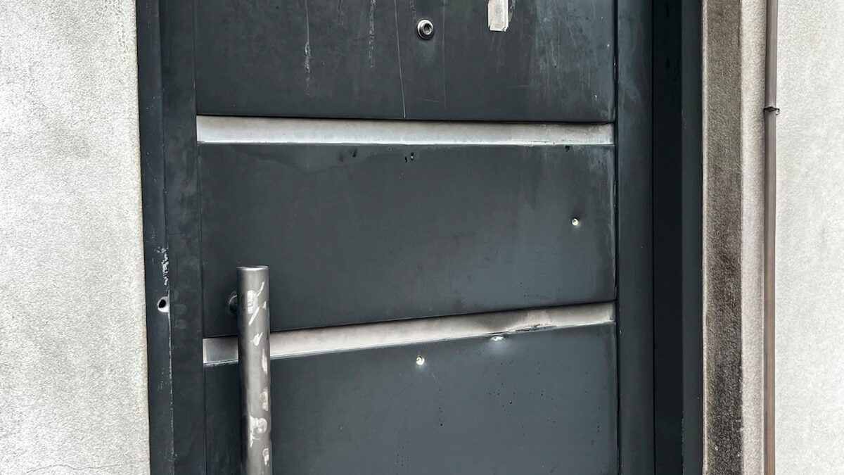 Puerta con marcas de balas en Santa Fe, lugar relacionado con un homicidio