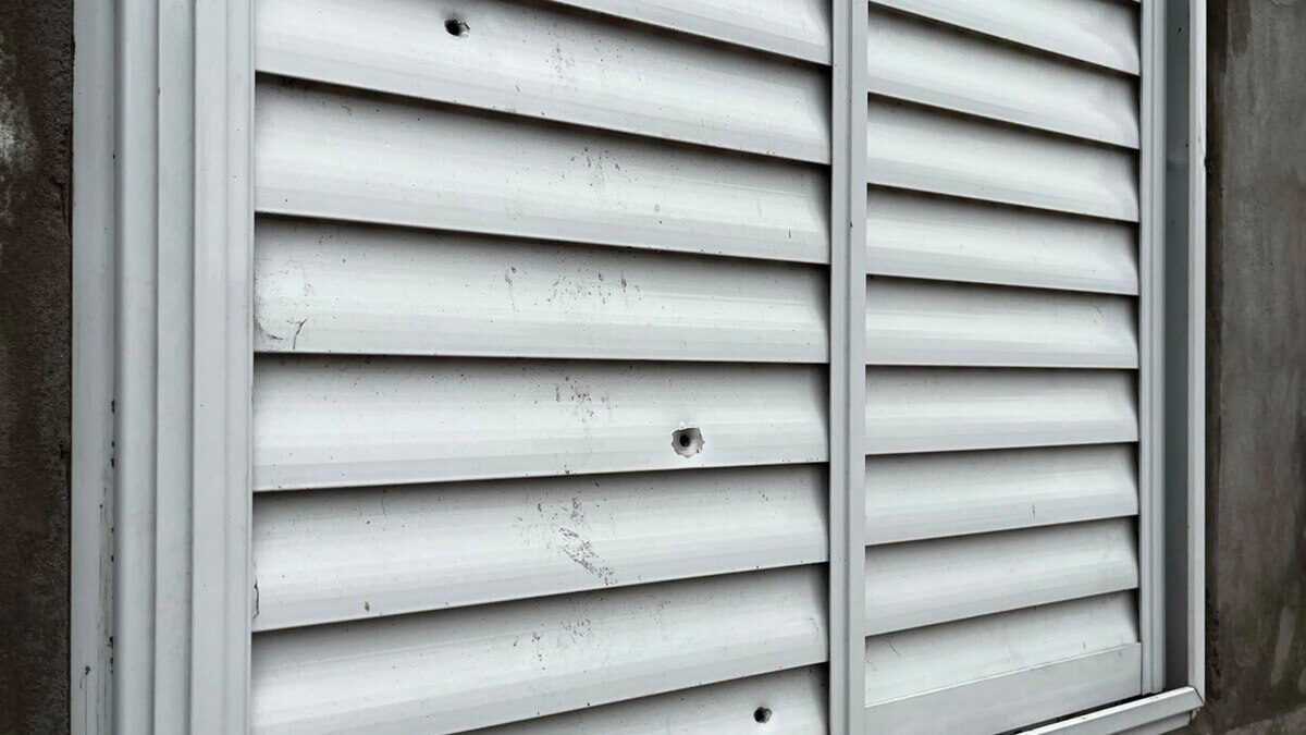 Persiana de una casa con marcas de disparos en Santa Fe