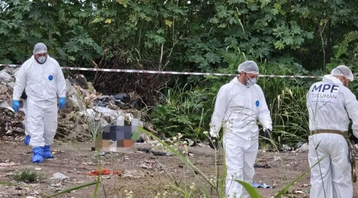 Investigadores en la escena del crimen del femicidio de Érika Álvarez en Tucumán