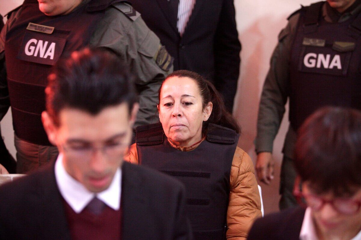 Mujer acusada en juicio por la desaparición de Loan Danilo Peña en Corrientes, rodeada de fuerzas de seguridad