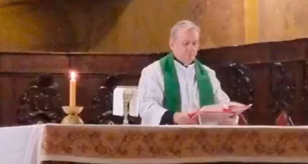 Sacerdote Alejandro Nicola en misa en la Catedral de Córdoba