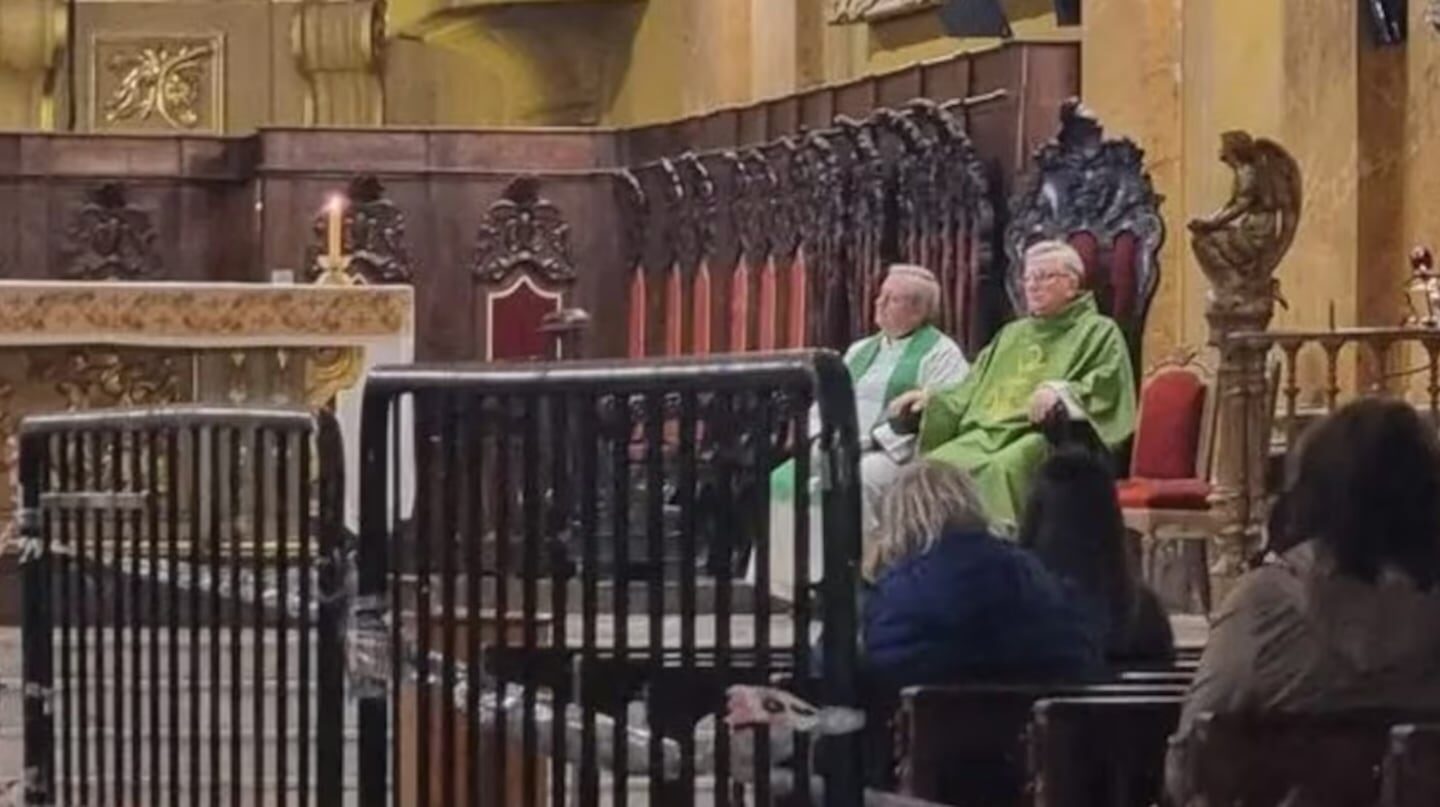 Sacerdotes en la Catedral de Córdoba durante una misa, con un ambiente de controversia