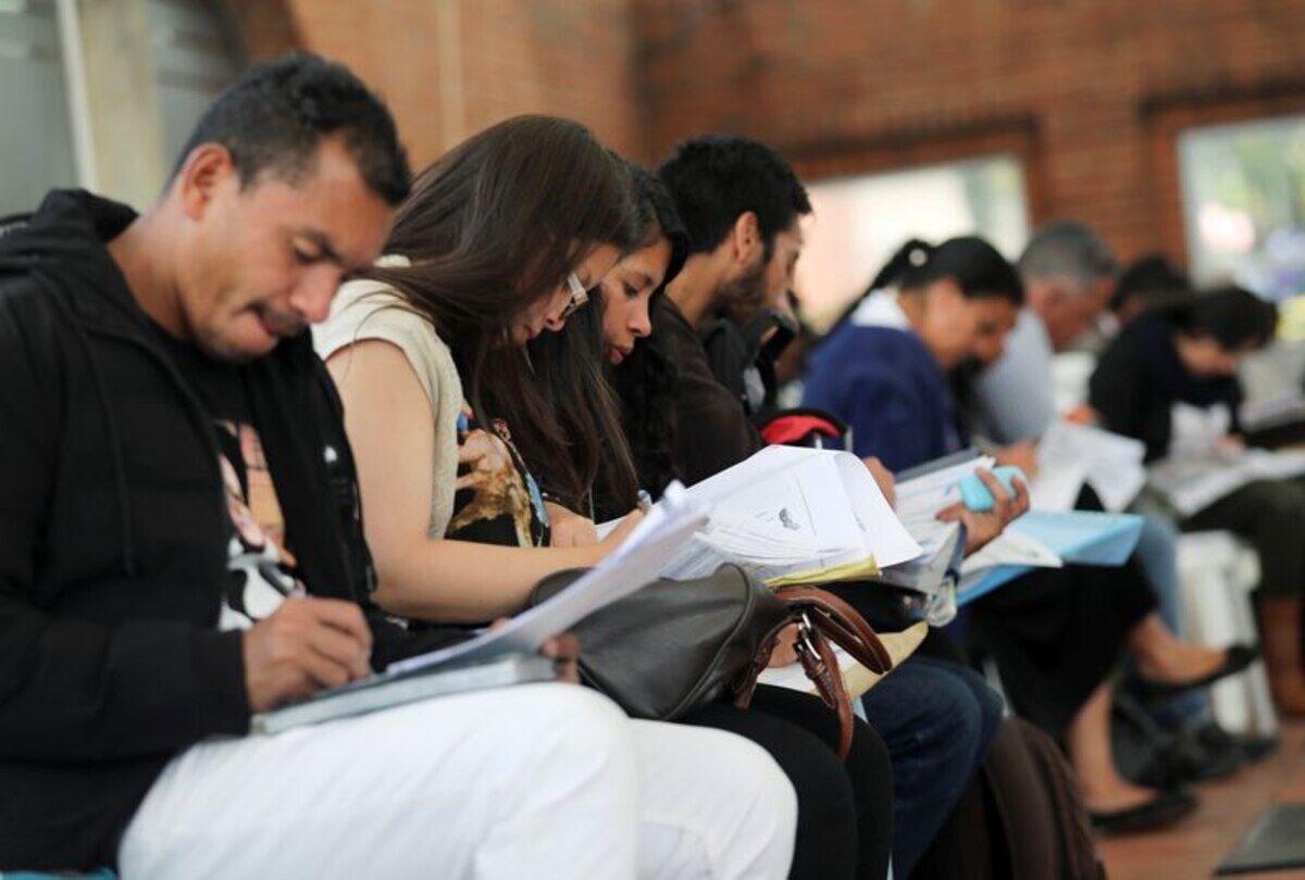 Grupo de personas revisando documentos en un programa de empleo en Córdoba