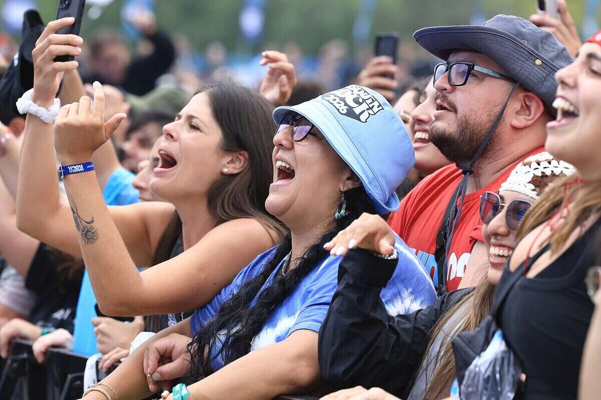 Público emocionado disfrutando del festival Cosquín Rock 2027 en Córdoba