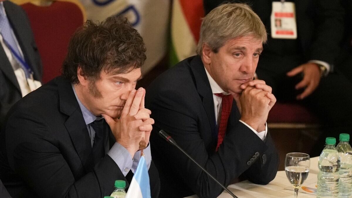 Dos hombres en una reunión con expresiones de preocupación
