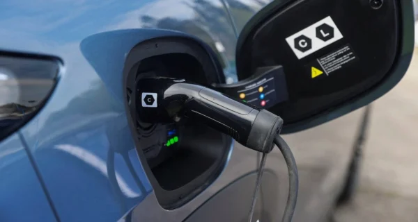 Crecimiento de autos híbridos y eléctricos en Argentina