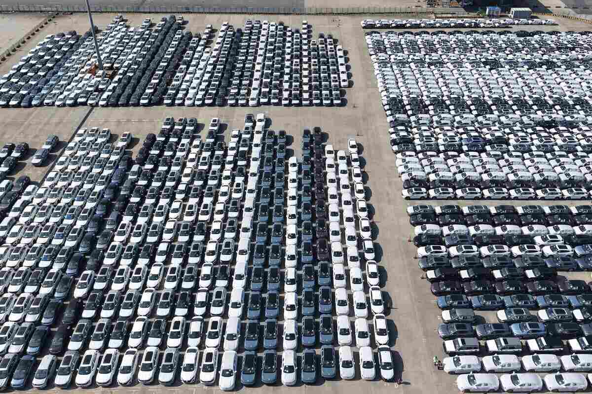 Estacionamiento con filas de autos híbridos y eléctricos en Argentina