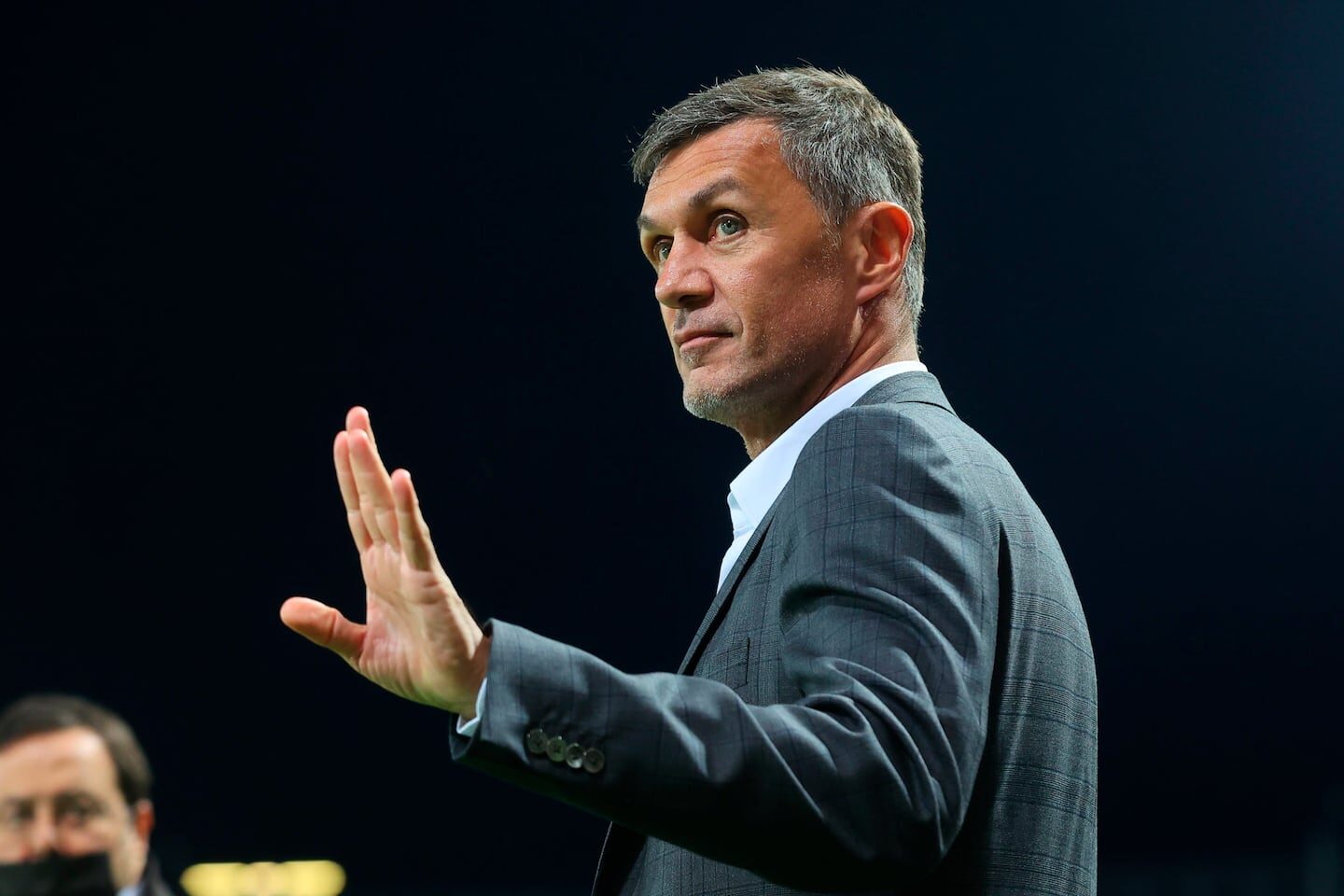 Paolo Maldini gesticula durante una conferencia de prensa
