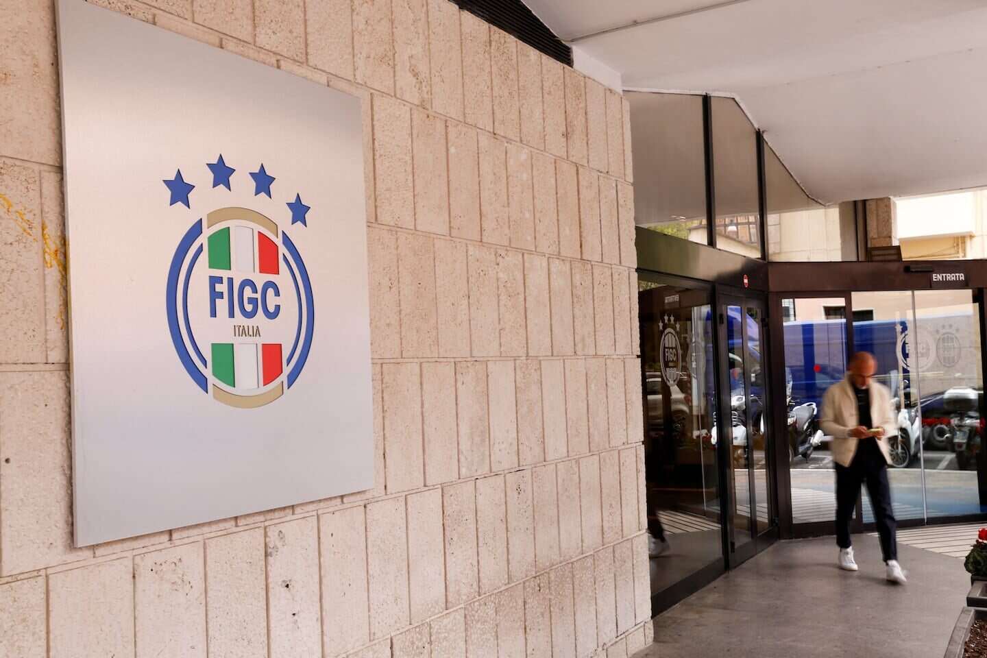 Entrada de la sede de la FIGC en Italia con el logo de la federación de fútbol