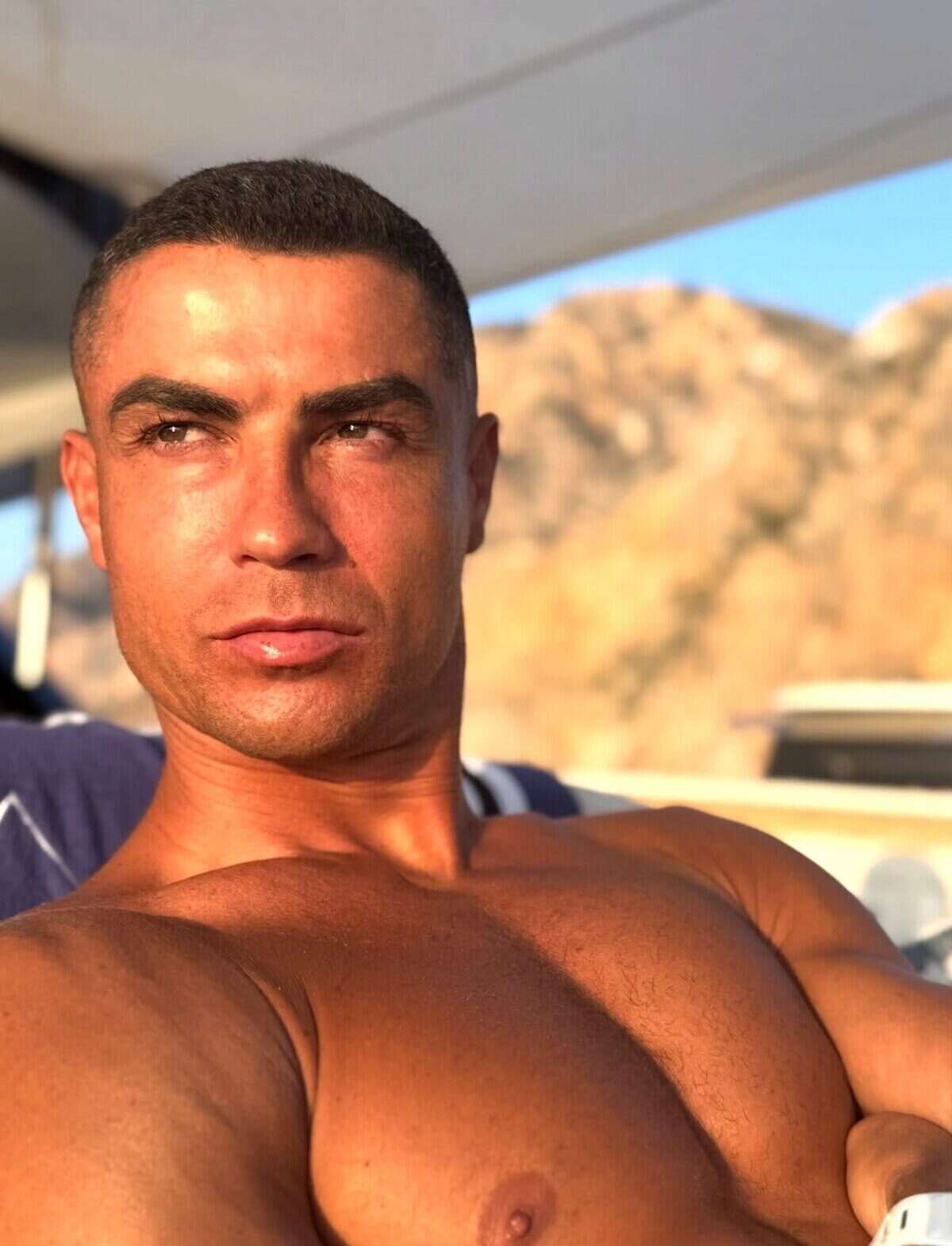 Cristiano Ronaldo posando en la playa durante sus vacaciones
