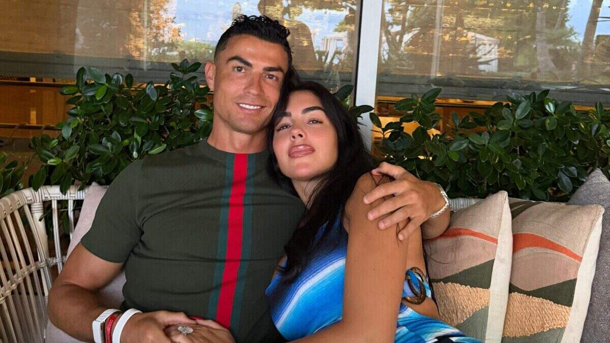 Cristiano Ronaldo y Georgina Rodríguez posando juntos en un ambiente relajado durante sus vacaciones