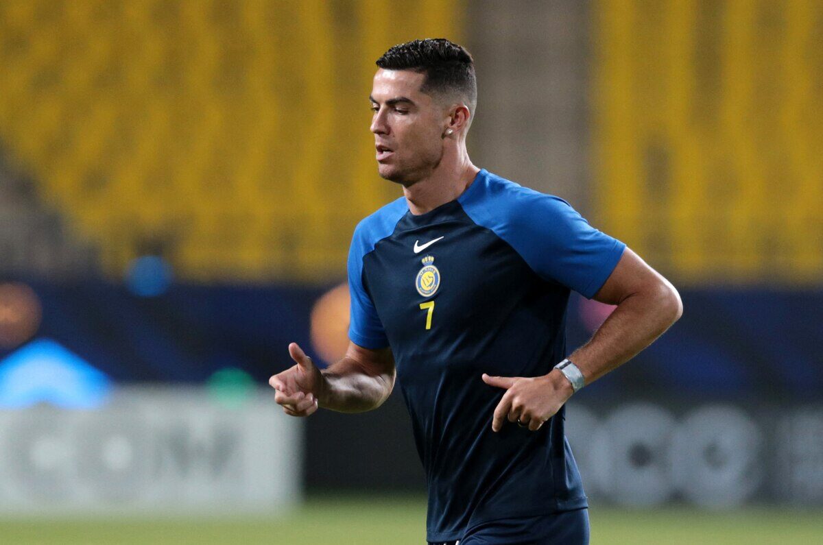 Cristiano Ronaldo entrenando en el campo de fútbol