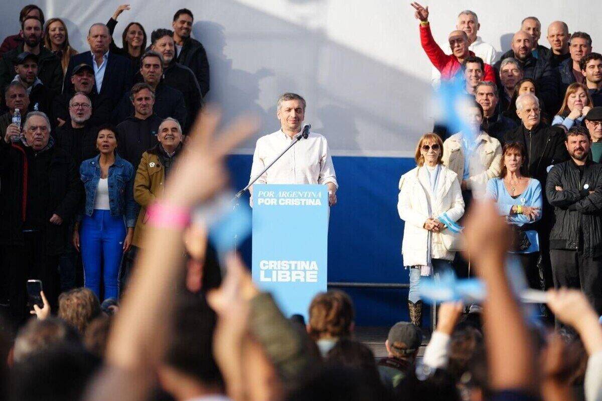 Cristina Kirchner en un acto político con seguidores y oradores en un escenario