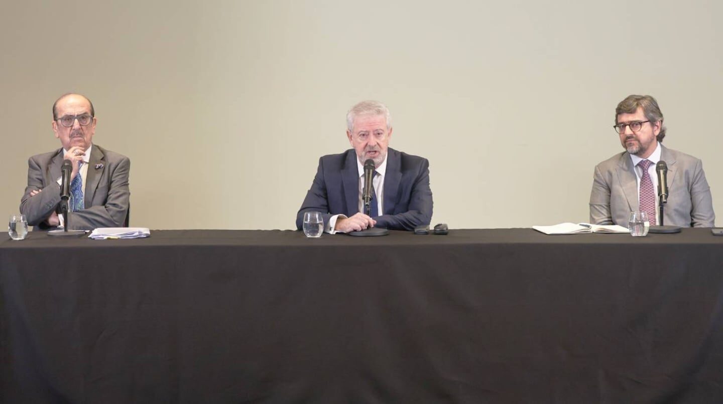 Tres hombres en una conferencia de prensa sobre la solicitud de Cristina Kirchner a la ONU