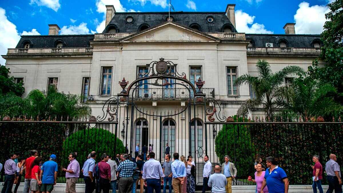Grupo de empleados estatales frente a un edificio gubernamental en Buenos Aires