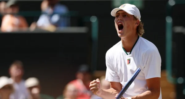 Cruz Hewitt celebrando su victoria en el ATP Tour