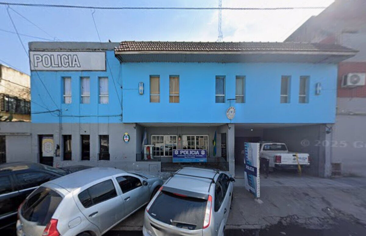 Comisaría de San Francisco Solano con vehículos estacionados frente a ella