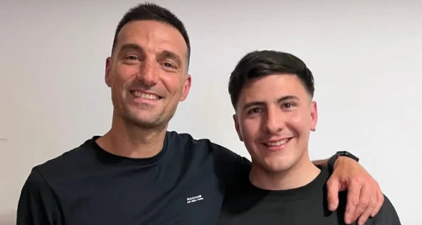 Gabriel Vera cortando el pelo a Lionel Scaloni