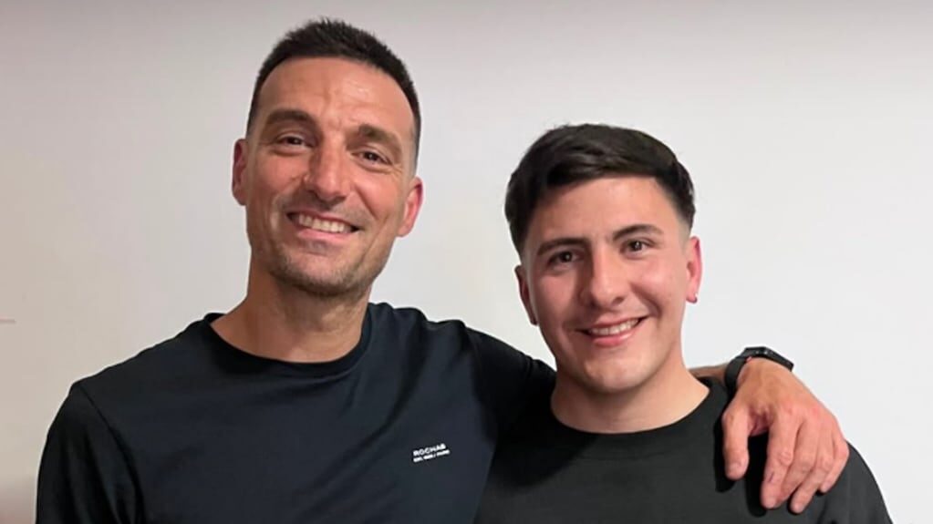 Gabriel Vera cortando el pelo a Lionel Scaloni