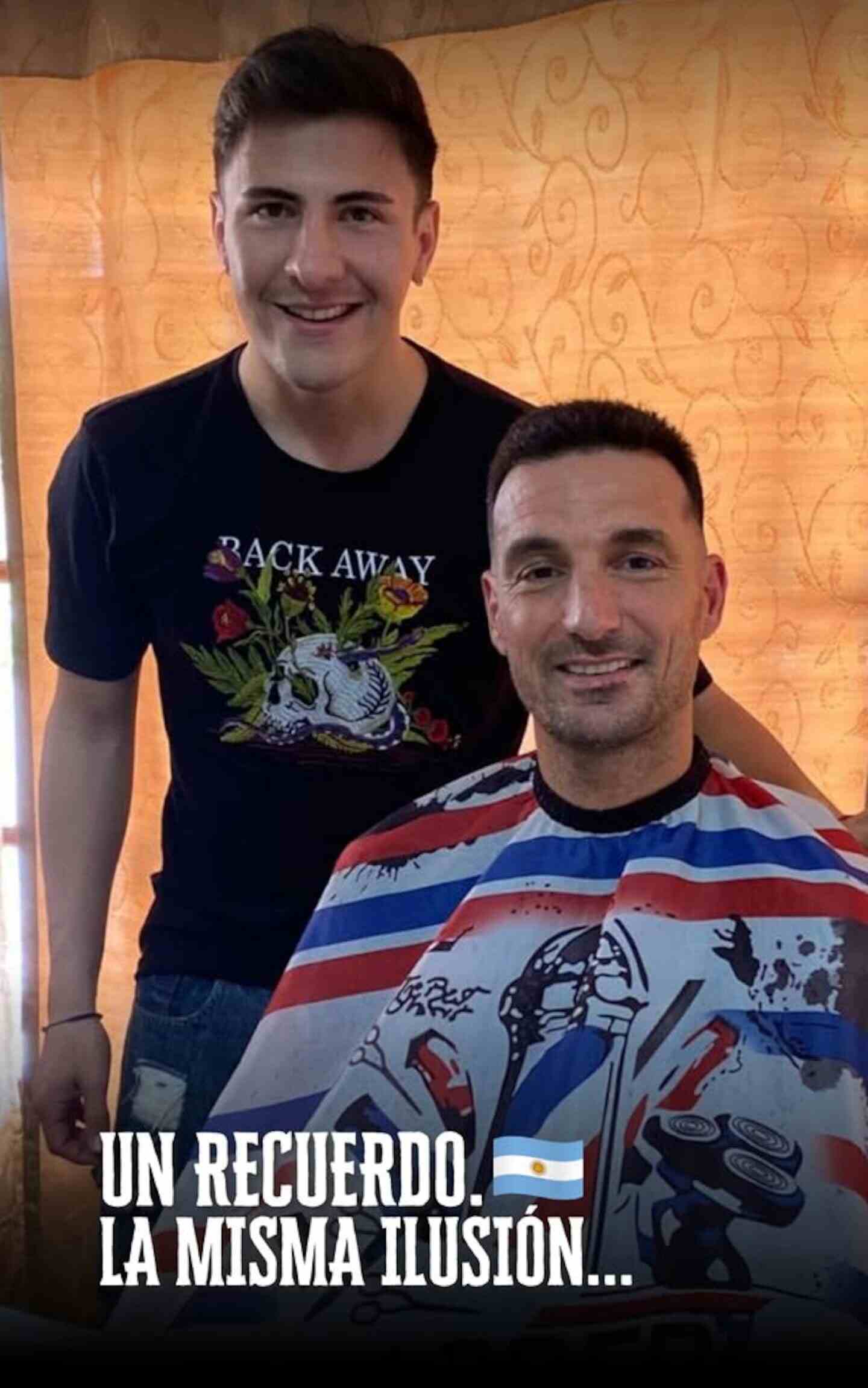 Gabriel Vera y Lionel Scaloni en la barbería, con Scaloni sentado y cubierto por una capa de corte