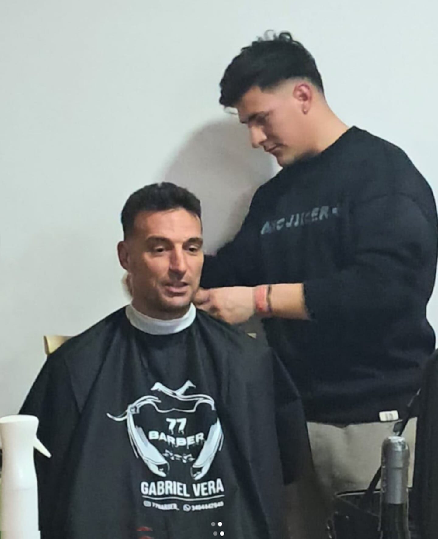 Gabriel Vera cortando el cabello a Lionel Scaloni en su barbería