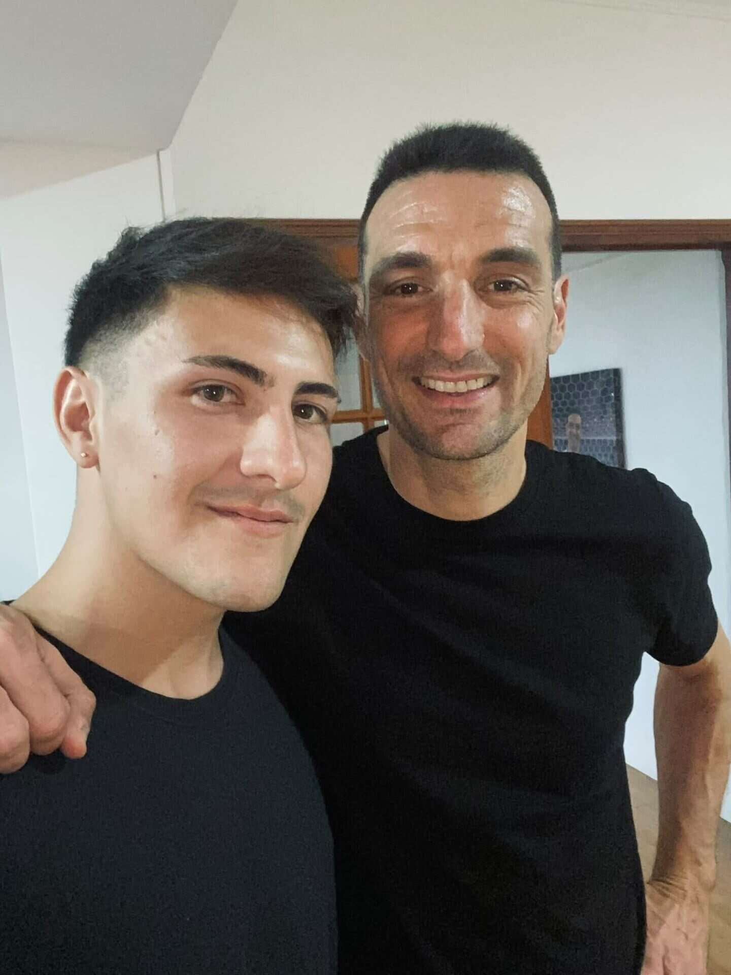 Gabriel Vera posando junto a Lionel Scaloni en un ambiente interior