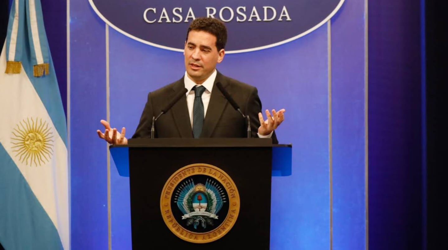Axel Kicillof discutiendo la política migratoria en la Casa Rosada de Argentina